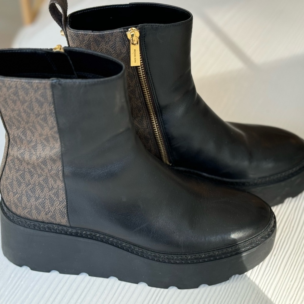 Woman's Boots MICHAEL Michael Kors Geller Wedge Bootie size 9